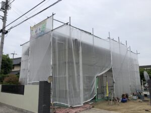 高松市内にて住宅屋根外壁塗装工事が着工しました！手塗りで元通り！