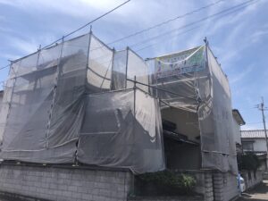 高松市内にて住宅屋根外壁塗装工事が着工しました！手塗りで元通り！