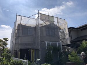 高松市内にて住宅塗装工事が着工しました！手塗りで元通り！