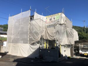 高松市内にて住宅外壁塗装工事が着工しました！手塗りで元通り！