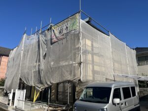 高松市内にて住宅塗装工事が着工しました！手塗りで元通り！